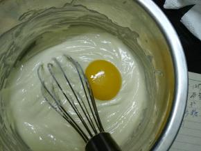 蛋黄分三次加入 加入后迅速搅拌