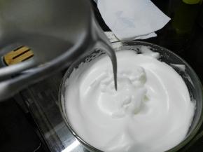 下面来做蛋白霜部分 3颗蛋白加入几滴柠檬汁分三次加糖打发到湿性大弯钩状态