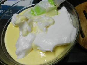 取三分之一的蛋白霜加入到乳酪糊中混合均匀（使用切拌加翻拌的手法，即使这部分的蛋白霜消泡了也无所谓）