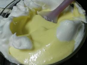 倒回到剩下的蛋白霜中，切拌加翻拌的手法 这部分的蛋白霜是不可以消泡的 ，消泡的面糊会有很多小气泡面糊很稀