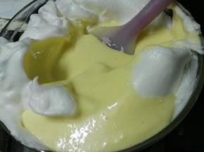 倒回到剩下的蛋白霜中，切拌加翻拌的手法 这部分的蛋白霜是不可以消泡的 ，消泡的面糊会有很多小气泡面糊很稀