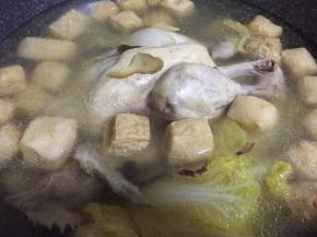 将电饭煲煲好的汤倒入汤锅，再小火炖煮20分钟左右