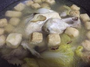 将电饭煲煲好的汤倒入汤锅，再小火炖煮20分钟左右