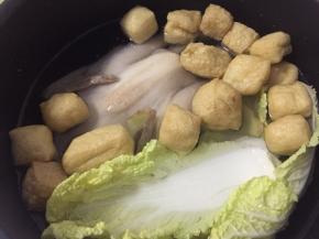 放入洗干净的鸡，然后加入豆泡、娃娃菜