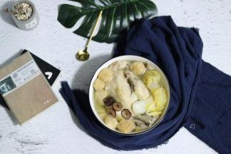 经过高压的鸡变得十分软烂，连骨头口感都酥软无比，但鸡身形状依然完好。喝一口热汤，咬一口充满汁水的豆泡，暖到心底。