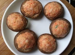把肉塞满香菇