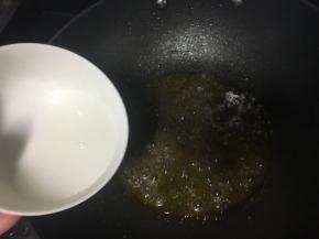 加水淀粉，酱油调味