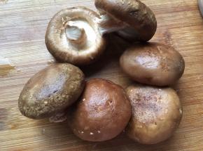 六个大香菇洗干净