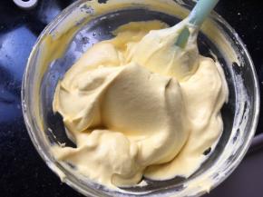 南瓜泥和蛋白混合均匀