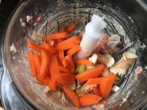 肉切片和胡萝卜香菇根部葱白一起绞碎