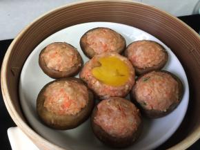 多出来一个肉团成球放中间打入一个蛋黄