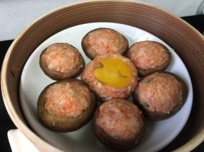多出来一个肉团成球放中间打入一个蛋黄