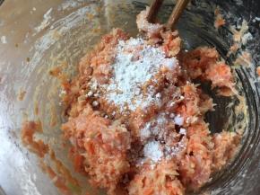 加入盐淀粉料酒酱油搅拌均匀