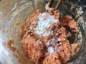 加入盐淀粉料酒酱油搅拌均匀