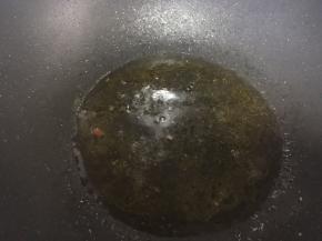 把蒸出来的汤汁倒回锅里