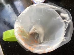 放入一个杯子先放好