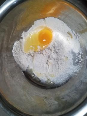 把面粉跟一个鸡蛋装入打蛋盆。