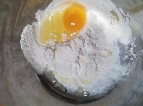把面粉跟一个鸡蛋装入打蛋盆。