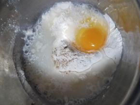 再加入少许白胡椒粉，一点水。