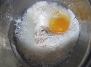 再加入少许白胡椒粉，一点水。