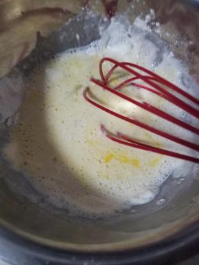 用蛋抽搅打均匀，然后在搅打过程慢慢加水调整浓稠度。
