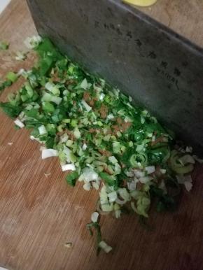 葱洗净切沫。