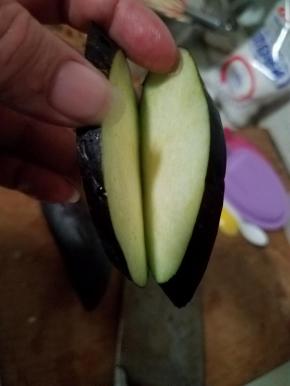 茄子洗净，切成两片连一起的小段。