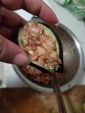 然后中间夹上少许肉馅。