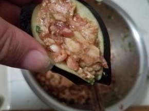 然后中间夹上少许肉馅。