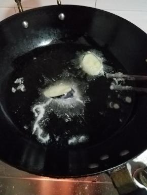 然后放入加热后的油锅内。
