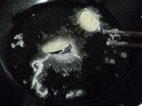 然后放入加热后的油锅内。