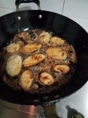 待茄盒变成金黄色的时候，茄盒基本就熟透了，捞出沥油，就完成了。