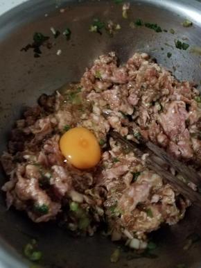 再加入一个鸡蛋，继续搅匀。