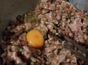 再加入一个鸡蛋，继续搅匀。