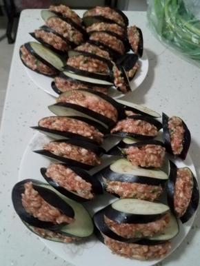 全部夹好后，把多余肉馅均匀塞进去。