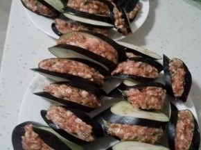 全部夹好后，把多余肉馅均匀塞进去。