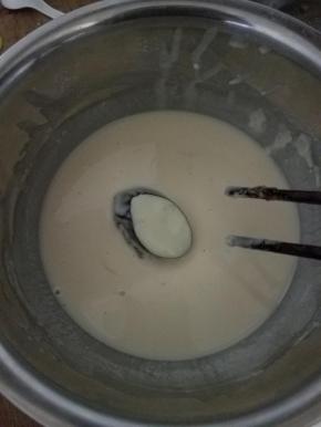 油锅热油的时候，把茄盒放入搅打好的面糊里，轻轻的裹上一层。