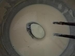 油锅热油的时候，把茄盒放入搅打好的面糊里，轻轻的裹上一层。