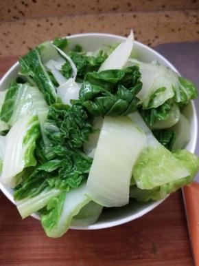 白菜洗净切段，这里我用开水烫了一下