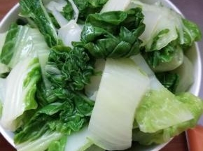 白菜洗净切段，这里我用开水烫了一下