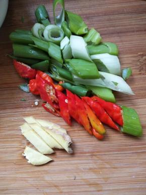 备好葱姜辣椒