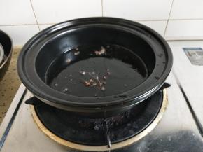 砂锅入油放花椒