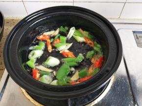 再放入作料炒香