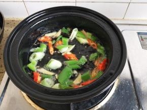 再放入作料炒香