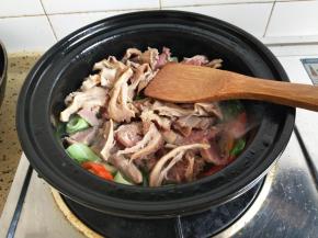 再放入牛肉翻炒