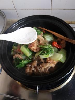 加入盐和适量的水加盖炖一下