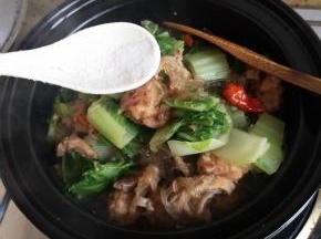 加入盐和适量的水加盖炖一下