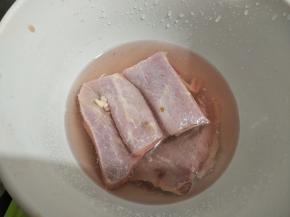 解冻后的牛腩浸泡一会，清净干净。