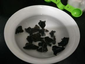 木耳用清水泡开，洗净备用。
