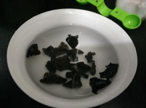 木耳用清水泡开，洗净备用。